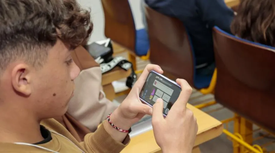 Alumno jugando a entreREDes durante la final.