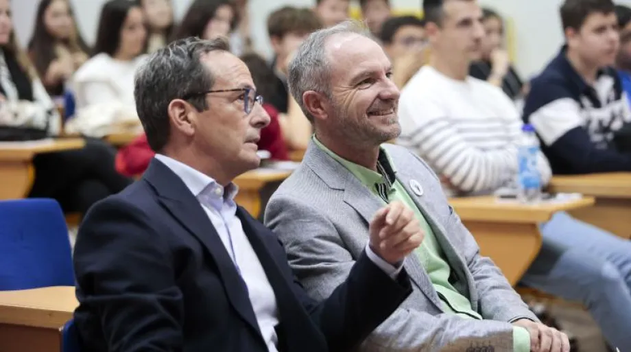 Jorge Juan Jiménez (Delegado de Redeia en Extremadura) y Juan Pablo Venero (director general de Innovación e Inclusión educativa de la Consejería de Educación y Empleo de la Junta de Extremadura) observan las Olimpiadas de los alumnos. 