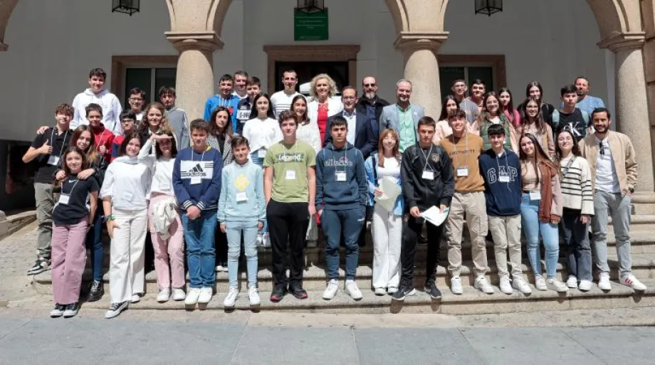 Participantes de la final extremeña de las Olimpiadas entreREDes junto a sus profesores