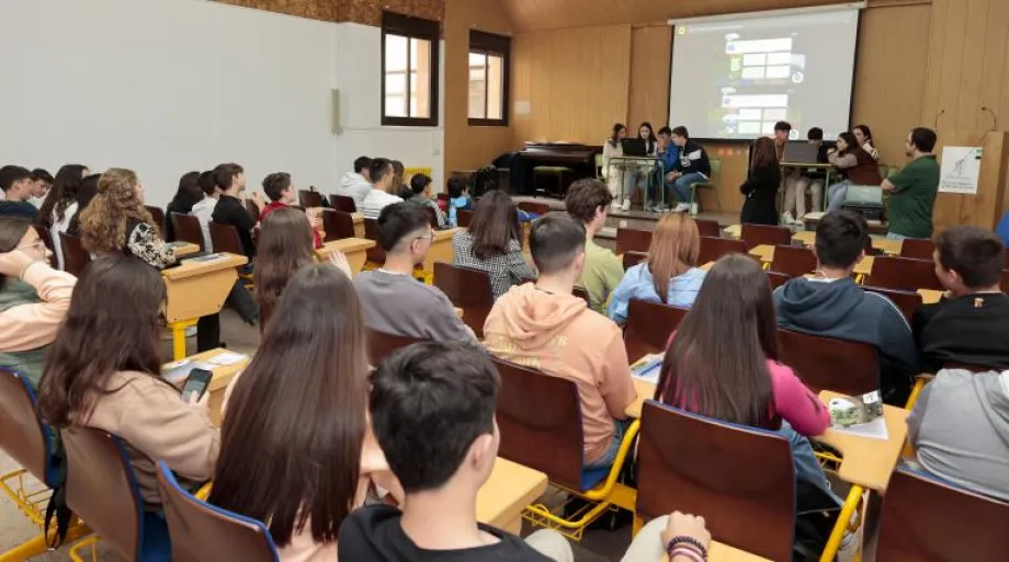 Los alumnos en el salón de actos viendo la competición. 