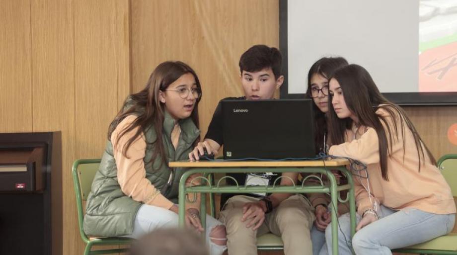 Alumnos en un momento de la final de las Olimpiadas entreRedes. 