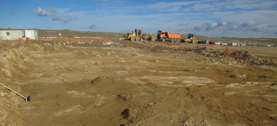 Limpieza manual inicial del lecho rocoso fuera de Icnitas I.