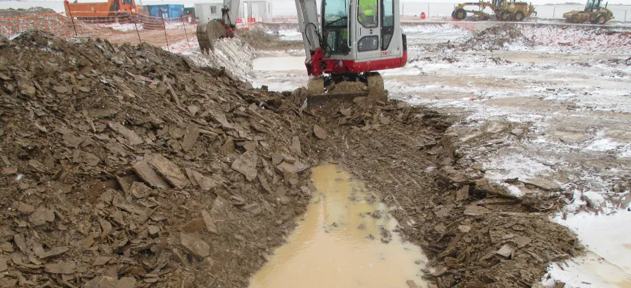 Inicio de la zanja para la comprensión de la geometría y estructura del yacimiento.