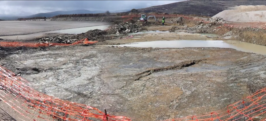 Panorámica frontal del yacimiento con Icnitas I en primer plano.