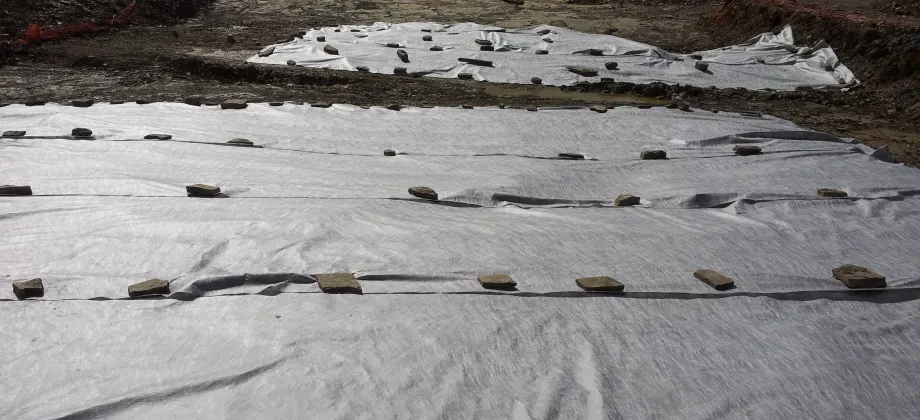 Cubierta con geotextil de las Zonas Icnitas I (en primer plano) y II (a continuación).