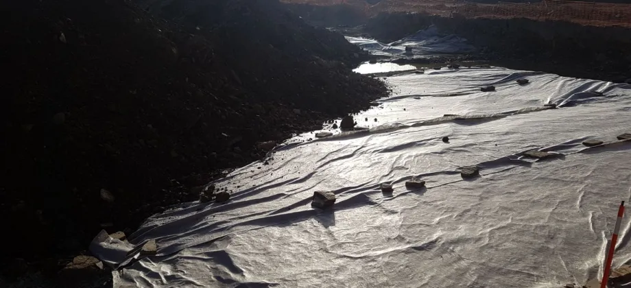 Restauración del terreno mediante el añadido de materiales áridos.