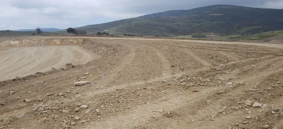 Terreno restaurado a su cota original, cubriendo la extensión total de la franja excavada.