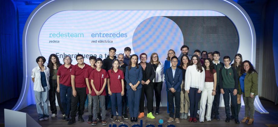 Foto de familia de los ganadores de la última edición de las Olimpiadas Entreredes, durante la entrega de premios en Madrid en el marco de las Jornadas de Sostenibilidad de Redeia.