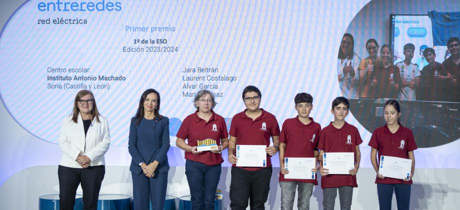 El equipo ganador de 1º de ESO, del Instituto Antonio Machado, de Soria, Jara Beltrán, Laurent Costalago, Alvar García y Mario Ransaz, y su profesora Mª del Carmen Rubio, junto a la secretaria general de Innovación y la presidenta de Redeia.