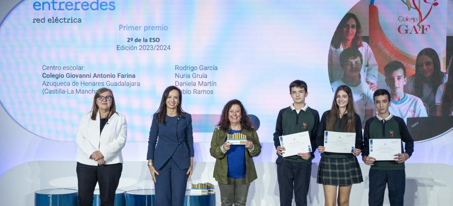 El equipo ganador de 2º de ESO, del Colegio Giovanni Antonio Farina, en Azuqueca de Henares, Rodrigo García, Nuria Gruía, Daniela Martín, Pablo Ramos y su profesora es Mª Dolores Trigo, junto a la secretaria general de Innovación y la presidenta de Redeia.
