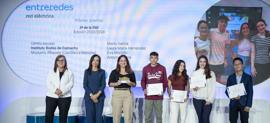 El equipo ganador de 3º de ESO, del Instituto Bodas de Camacho de Munera (Albacete), Mario García, Laura María Hernández, Eva Morcillo y Antonio Villora con su profesora Toñi Martínez, la presidenta de Redeia y la secretaria general de Innovación.