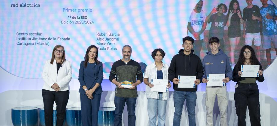 El equipo ganador de 4º de ESO, del Instituto Jiménez de la Espada, de Cartagena (Región de Murcia), Rubén García, Alex Jacomé, María Ortiz y Paula Rojas, con su profesor Horacio Higueras, la presidenta de Redeia y la secretaria general de Innovación.