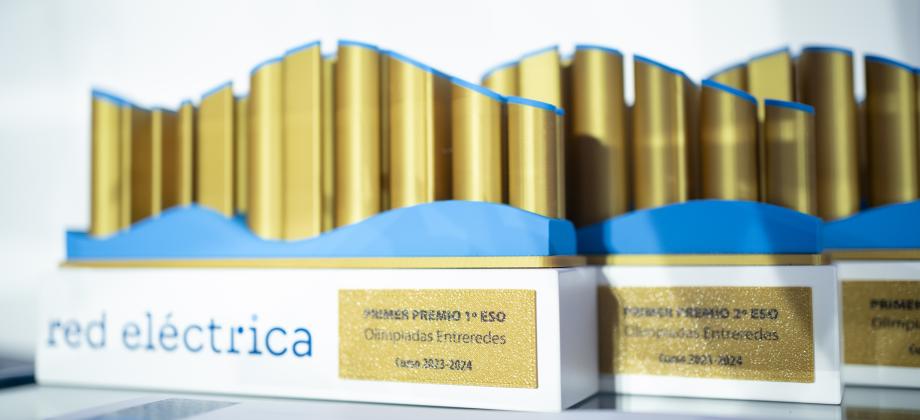 Imagen de los trofeos que se entregan a los centros educativos junto a material didáctico.