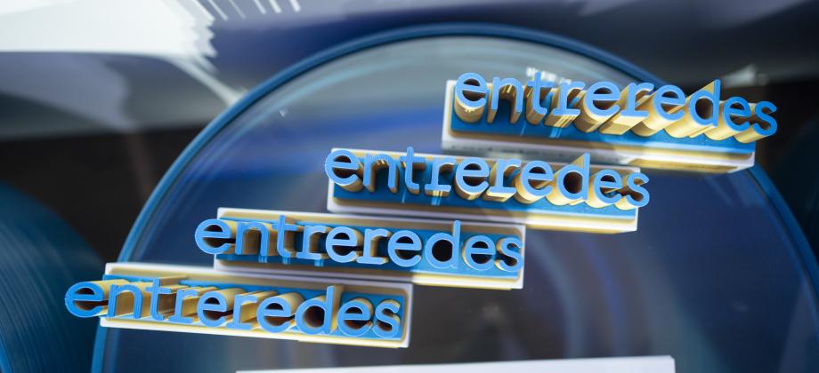 Imagen de los trofeos que se entregan a los centros educativos junto a material didáctico.