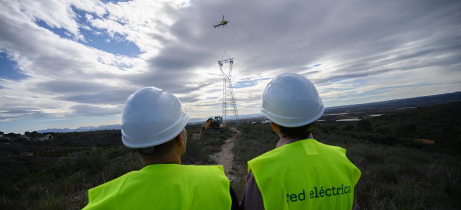 Helicóptero en la reconstrucción de un apoyo