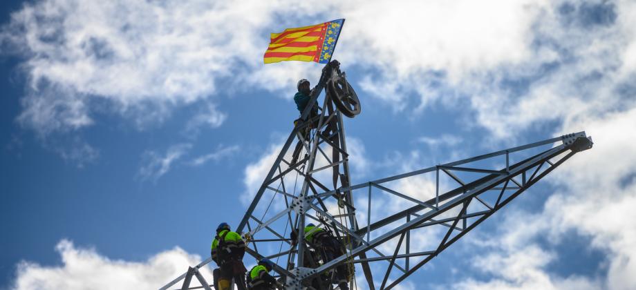 Técnicos de Red Eléctrica izan la bandera de la C. Valenciana