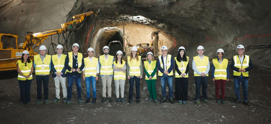 Foto familia en la caverna