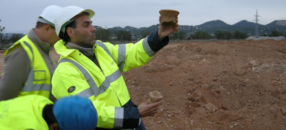 Arqueólogos trabajando en Can Malat