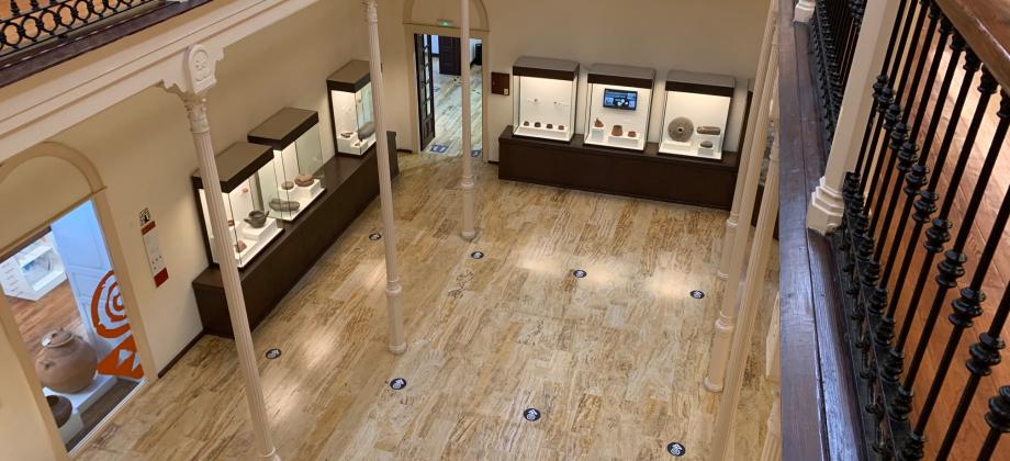 La sala expone parte de los fondos de los archivos del Museo Canario