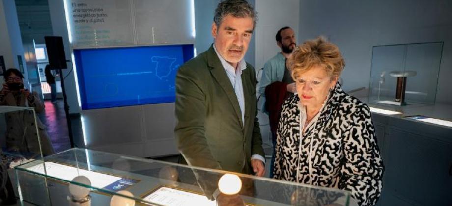 La exposición 'Conectados al futuro' llega a Vitoria en el 40 aniversario de Red Eléctrica. La diputada foral de cultura y deporte de la Diputación Foral de Álava, Ana del Val, y nuestro delegado en el País Vasco, Antonio González Urquijo, la han inaugurado. 