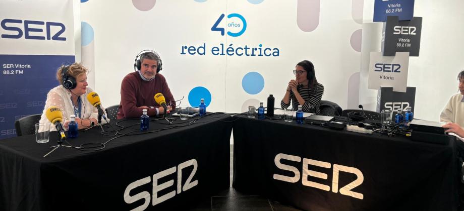 Celebramos nuestro 40 aniversario en el marco de nuestra exposición 'Conectados al futuro'  junto a SER Vitoria y nuestro delegado regional en País Vasco, Antonio González Urquijo.