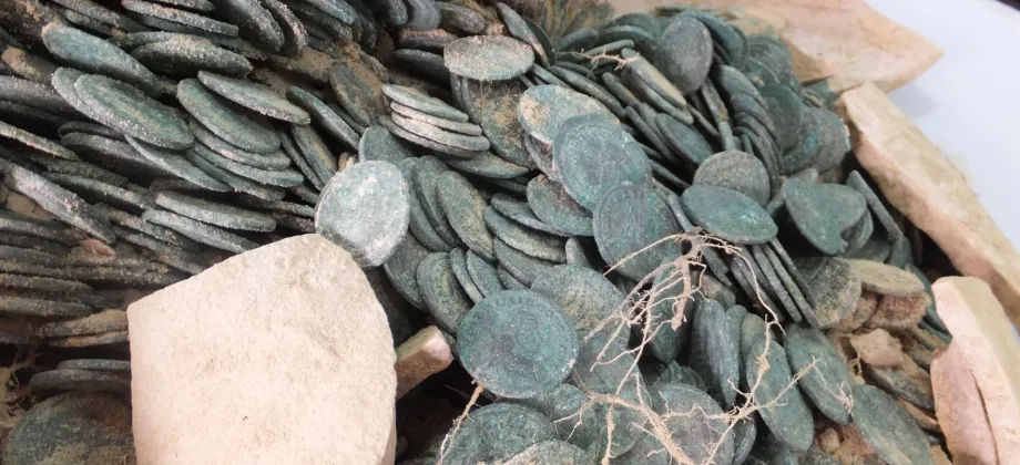 Detalle de una de las ánforas abiertas con las monedas visibles. Créditos: Junta de Andalucía. Consejería de Cultura y Deporte.