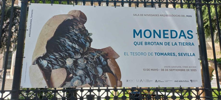 Apoyamos la Sala de Novedades del Museo Arqueológico Nacional, que expone hallazgos arqueológicos de interés procedentes de distintos territorios de nuestro país. Comenzamos esta nueva colaboración con la muestra 'Monedas que brotan de la tierra. El Tesoro de Tomares, Sevilla', que estará abierta del 13 de mayo al 28 de septiembre de 2025.