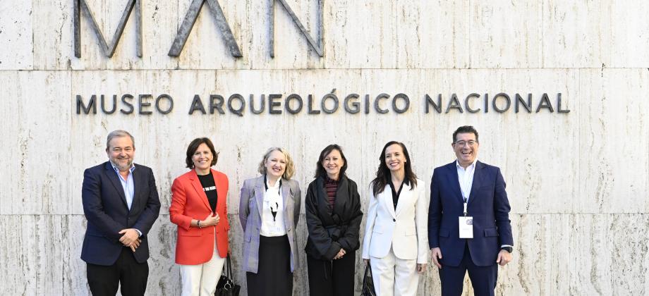 La directora general de Patrimonio Cultural y Bellas Artes del Ministerio de Cultura, Ángeles Albert; la directora del MAN, Isabel Izquierdo, y la presidenta de Redeia, Beatriz Corredor, acompañadas por representantes de Redeia en el Museo Arqueológico Nacional.