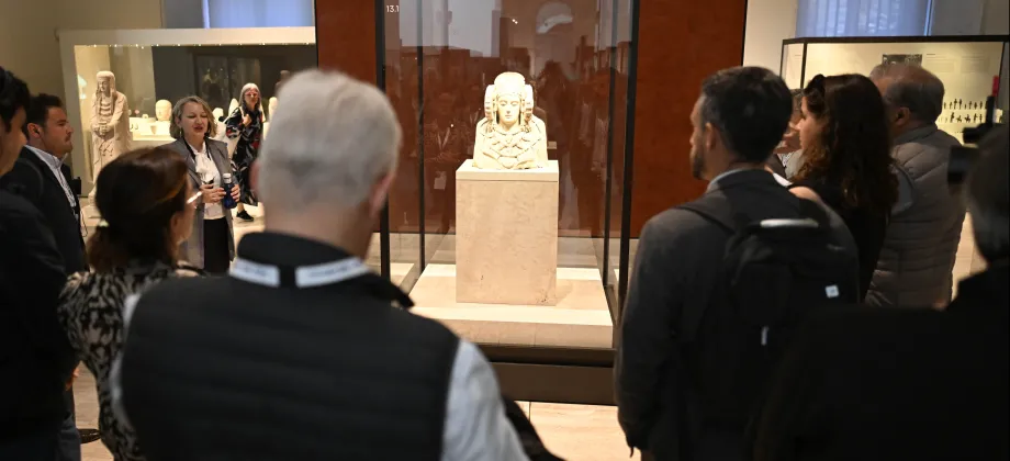 Los visitantes contemplan la Dama de Elche.