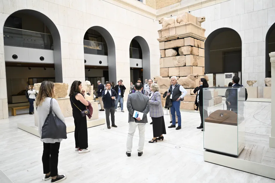 La directora del MAN explica la exposición a los visitantes.