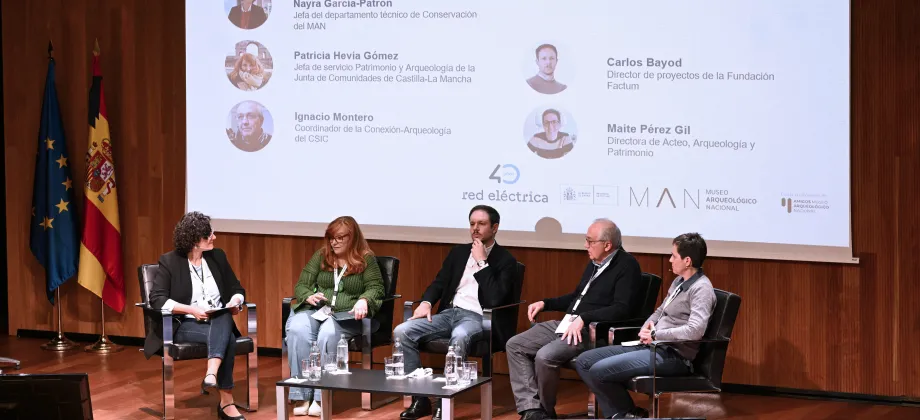 Participantes en la mesa redonda ‘Innovación y nuevas tecnologías aplicadas a la práctica arqueológica y la investigación.