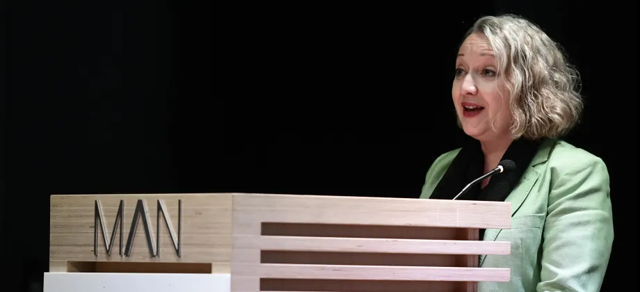 La directora del MAN, Isabel Izquierdo, clausura las jornadas.