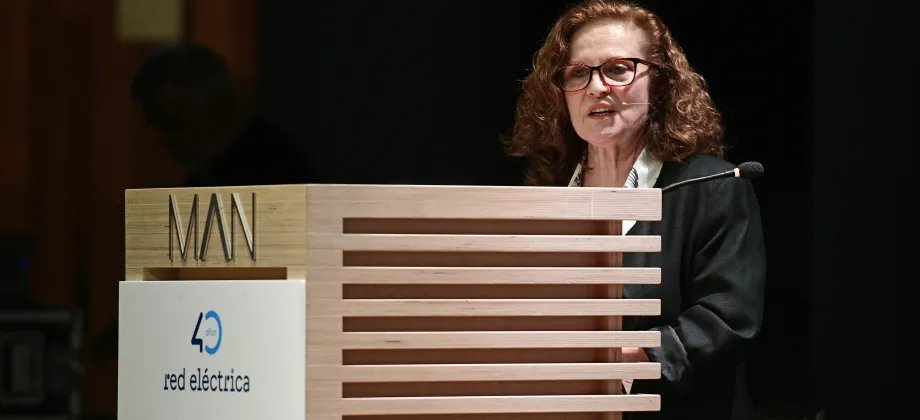 La subdirectora del Museo Arqueológico Nacional, Carmen Marcos, durante la ponencia La protección del Patrimonio Arqueológico subacuático: La fragata española Nuestra Señora de las Mercedes.