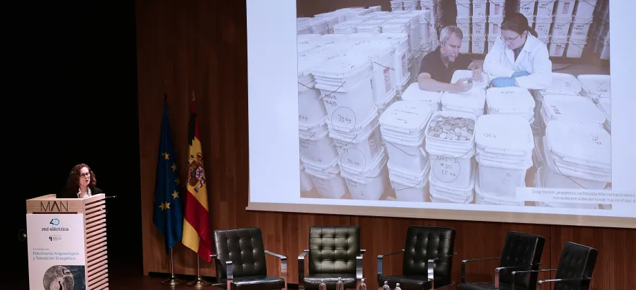 La subdirectora del Museo Arqueológico Nacional, Carmen Marcos, durante la ponencia La protección del Patrimonio Arqueológico subacuático: La fragata española Nuestra Señora de las Mercedes.