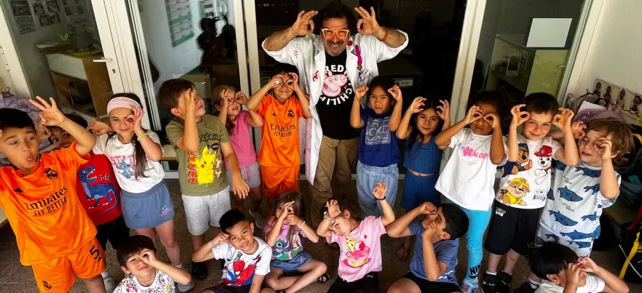 El profesor Molécula con un grupo de escolares del colegio