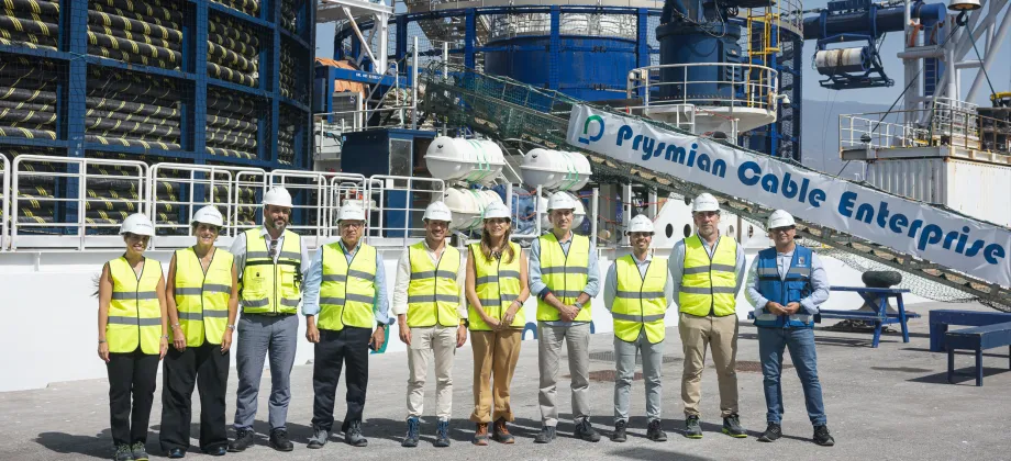 Autoridades, antes de subir a bordo del buque