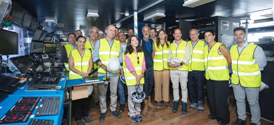 Autoridades, en el interior del barco, durante la visita.