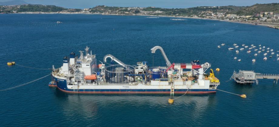 Imagen de archivo del barco cablero