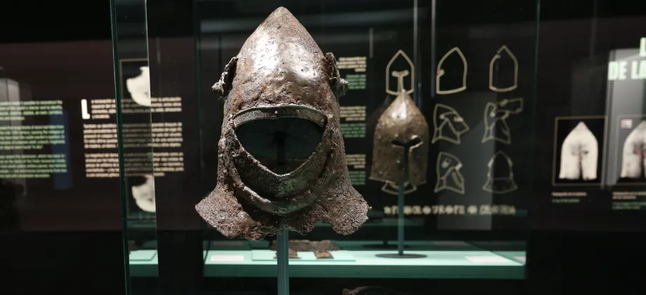 Medieval helmet on display in the New Acquisitions Room of the MAN, as part of the exhibition ‘Life on the Frontier: Finds from Monreal de Ariza Castle’.