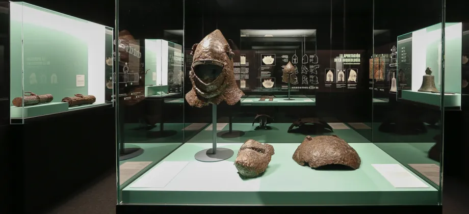 Casco medieval del Castillo de Monreal de Ariza expuesto en la Sala de novedades del MAN